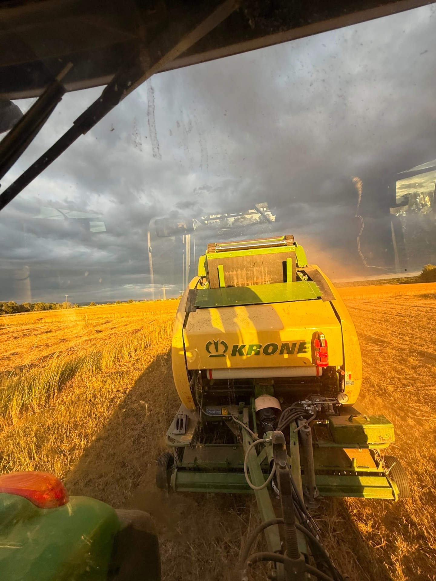 Moderner Traktor mit Ballenpresse
